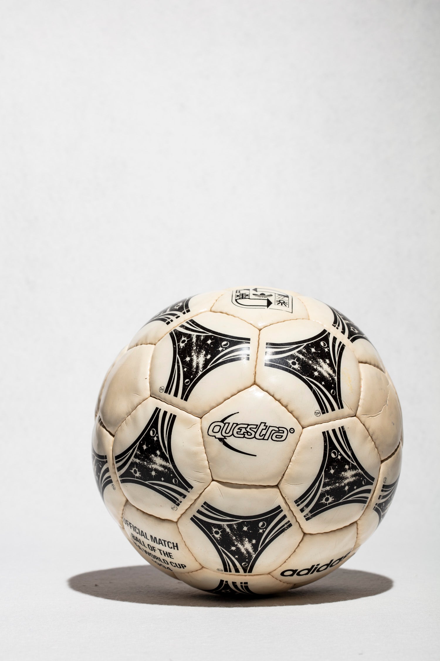 Imagen frontal del balón Questra LFP. Oficial Liga Española 95/96