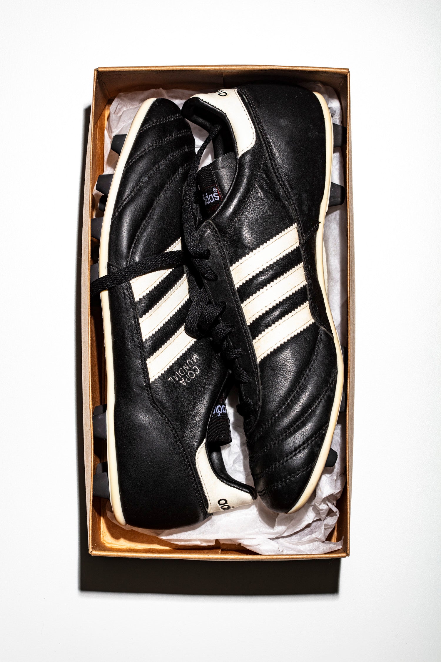 Fotografía del par de botas Copa Mundial de 1998 dentro de su caja original.