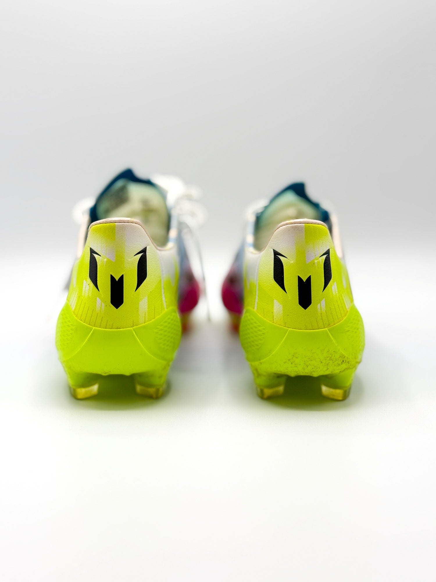 Vista trasera del par de botas con logo Messi