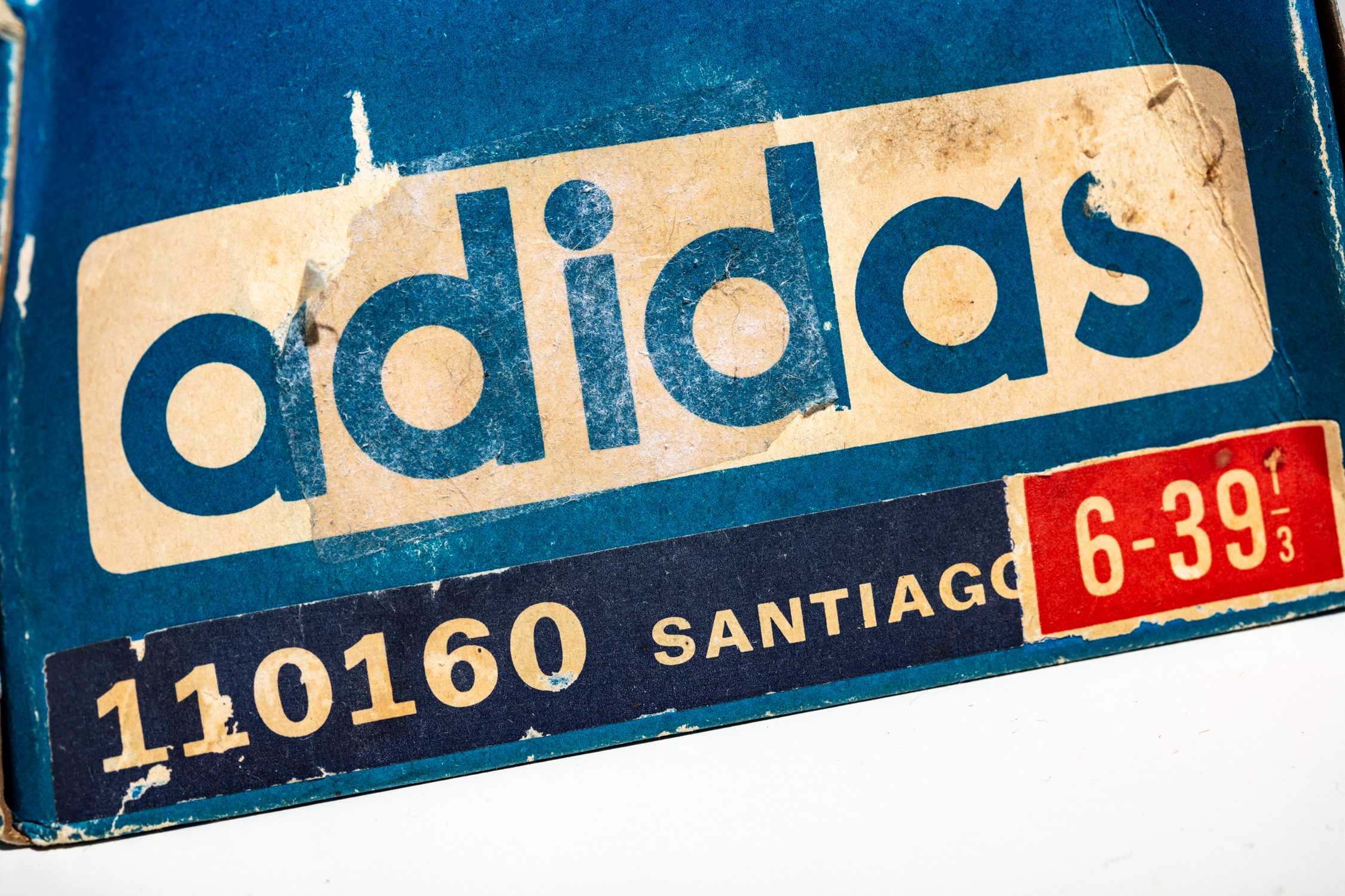 Vista del logo adidas de la caja original de 1968