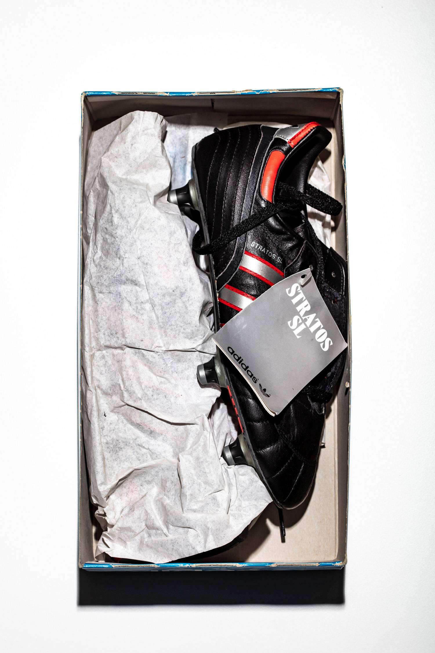 Detalle del par de botas adidas Stratos SL con su etiqueta y dentro de caja original