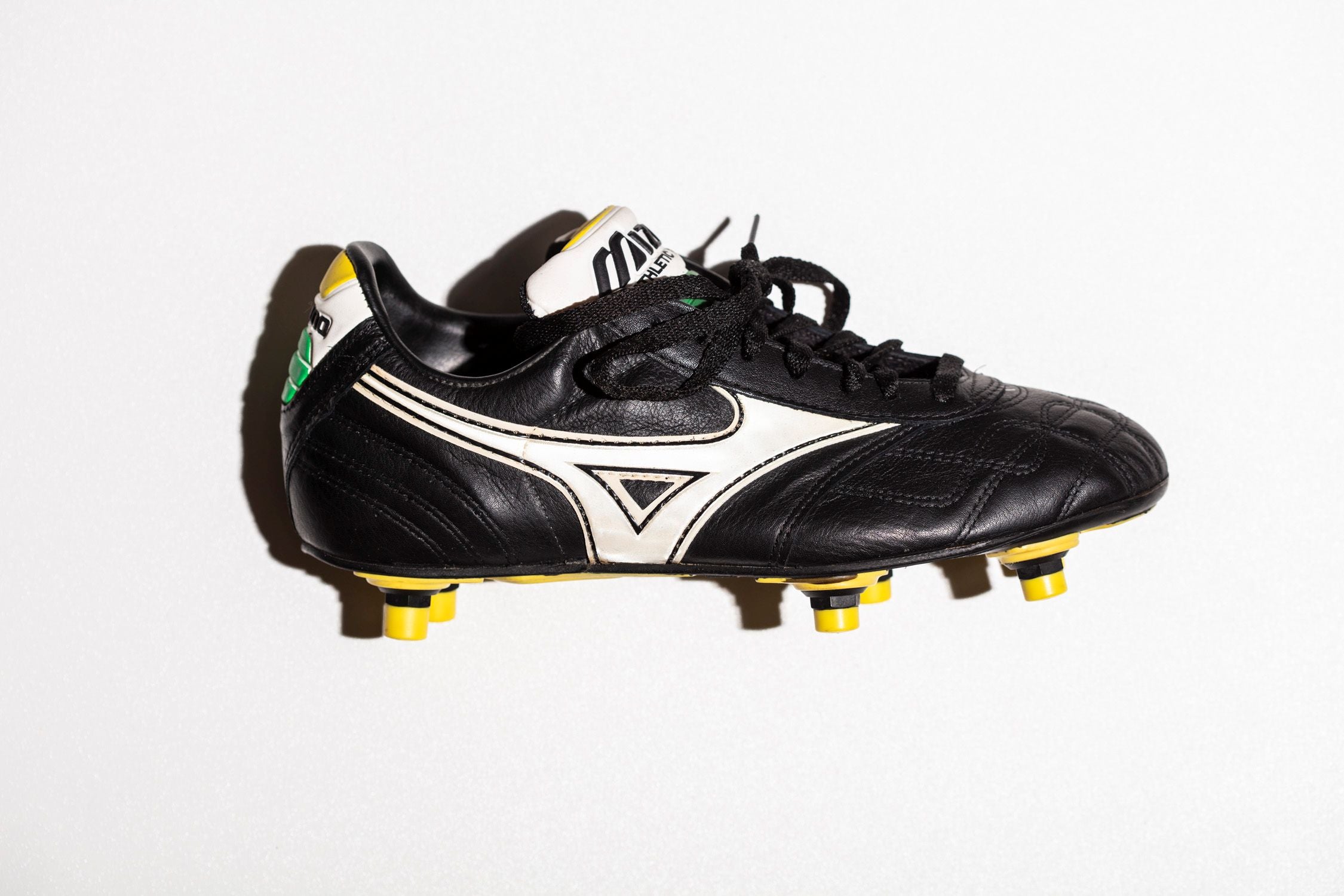 Vista lateral de la bota derecha en piel de canguro Mizuno Brasil Pro de 1990