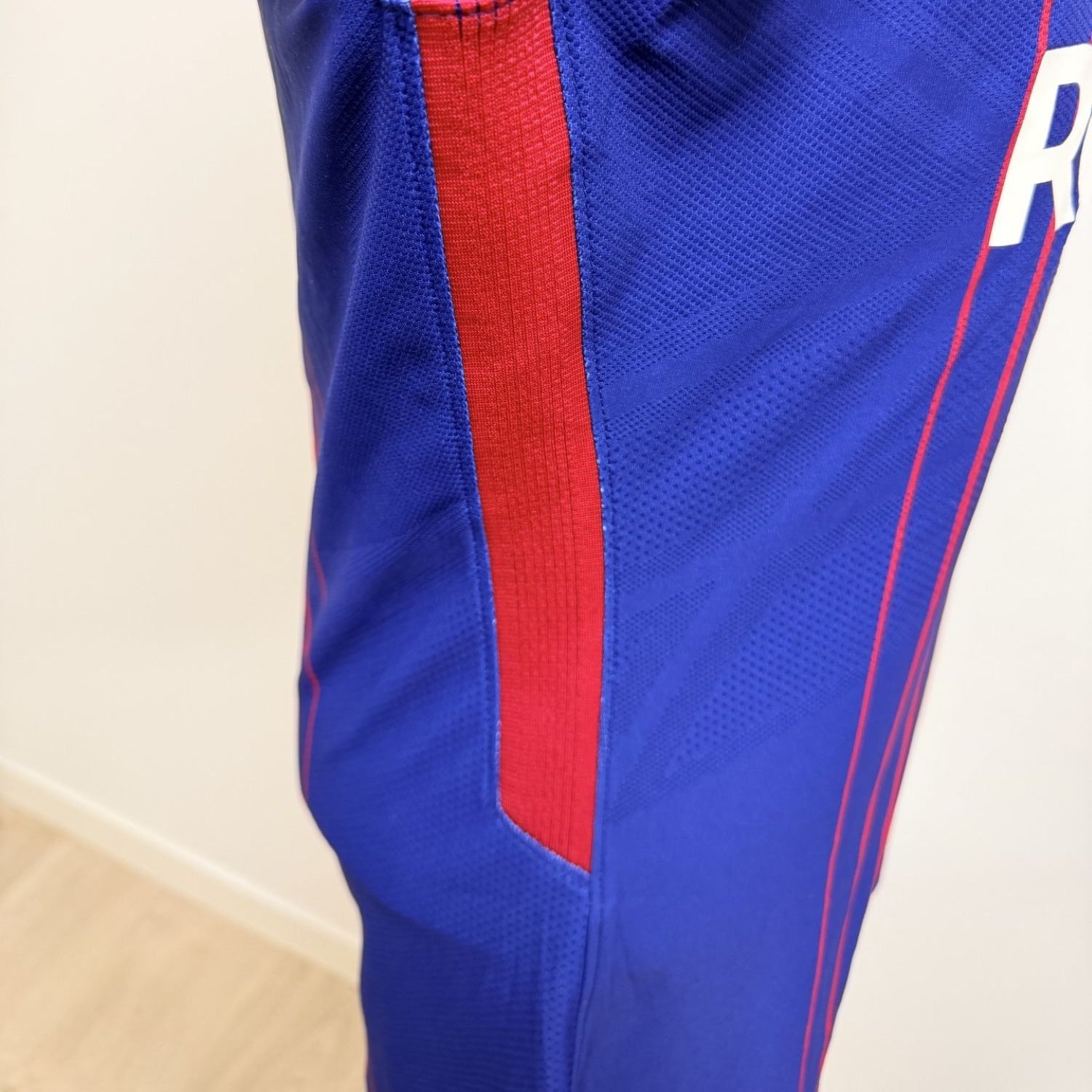 Vista lateral de la camiseta dónde se observa el tejido y la tira elástica del modelo.