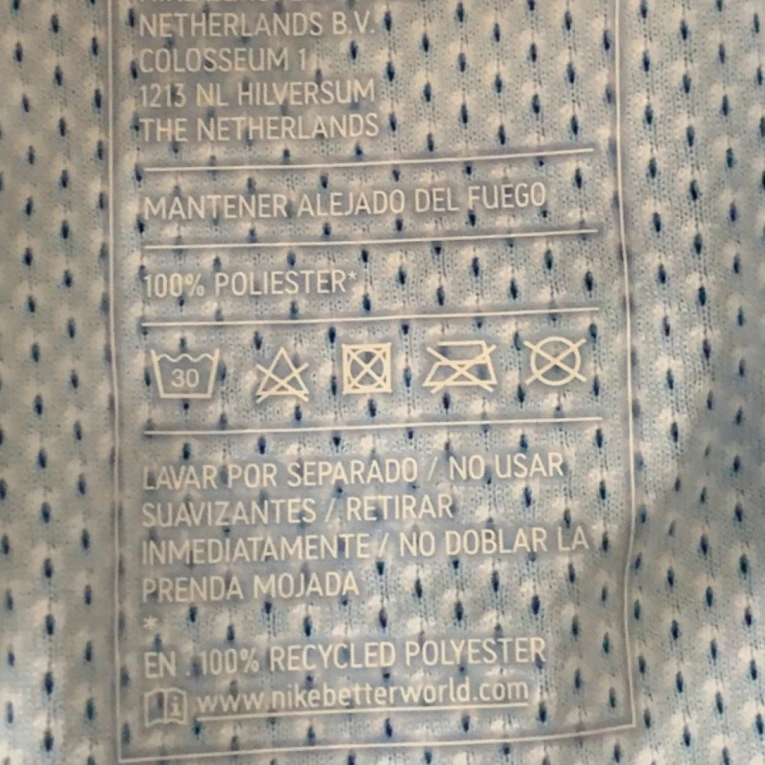 Plano detalle de la etiqueta interior de nike de la camiseta. Hecho en Tailandia