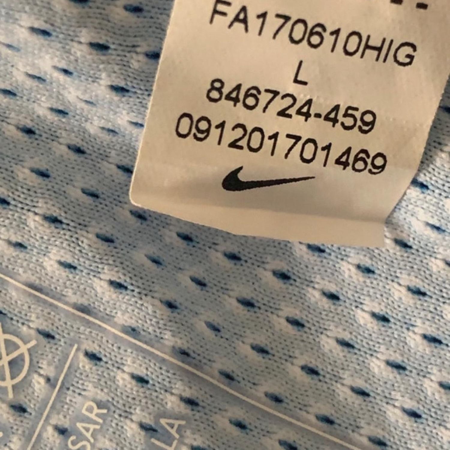 Plano detalle de la etiqueta con el número de serie de la camiseta.