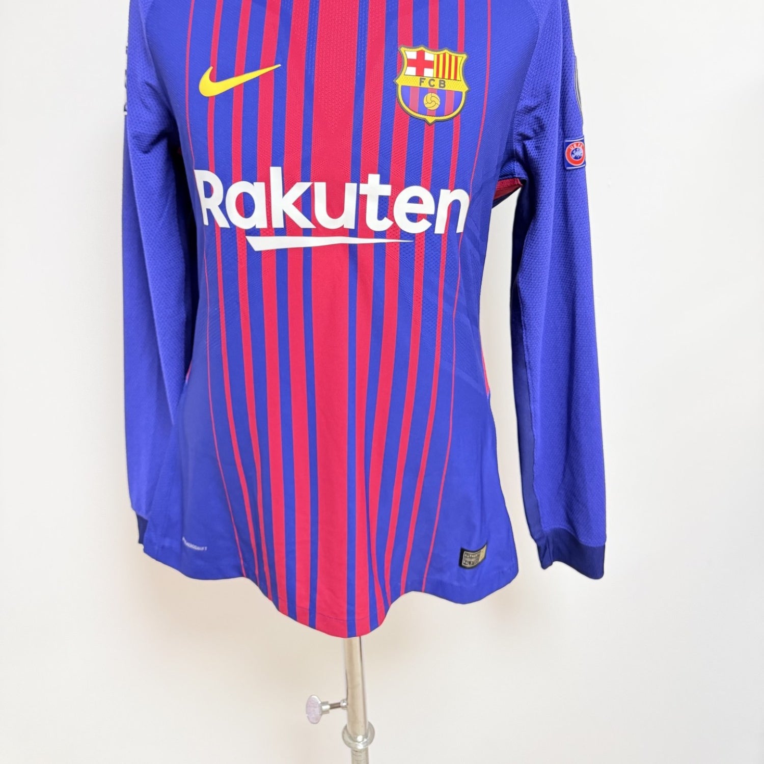 Vista completa de la parte anterior de la camiseta. Sponsor principal Rakuten, logo Nike y escudo FCB