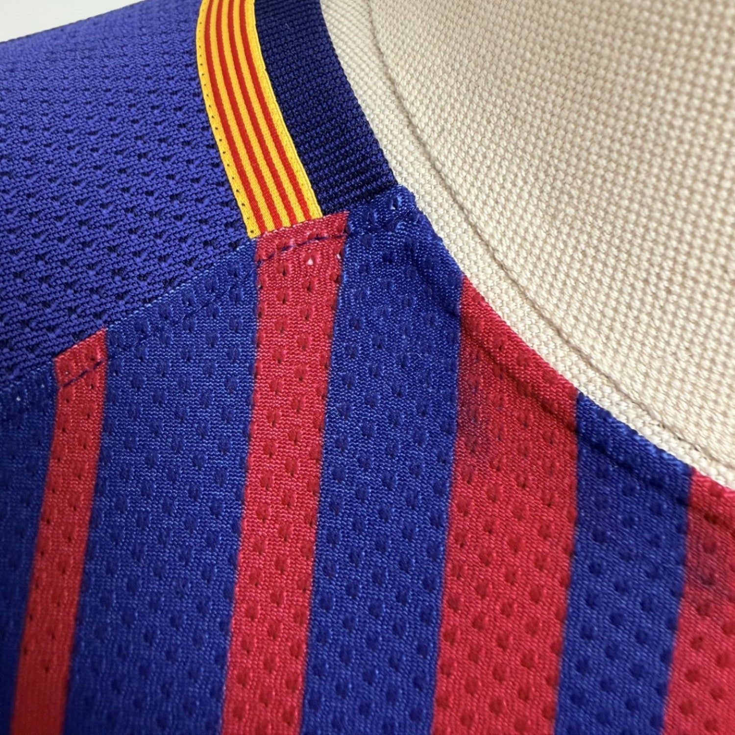 Plano detalle de las costuras del cuello y de la tira con la bandera catalana.