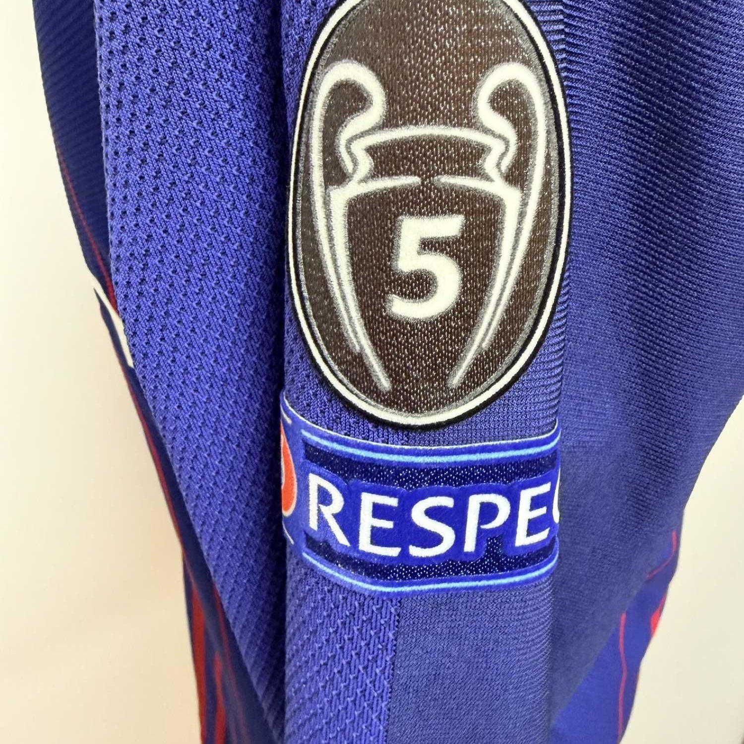 Plano detalle del parche de Copa de Europa con 5 en el centro sobre el parche de UEFA RESPECT