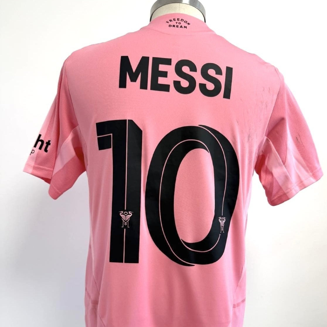 Vista posterior del dorsal 10 y serigrafia de Messi