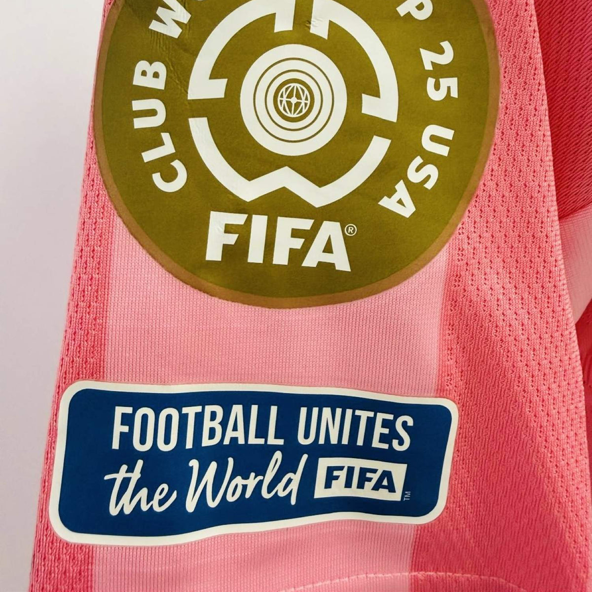 Plano detalle del parche oficial del torneo lub World Cup 25 USA FIFA