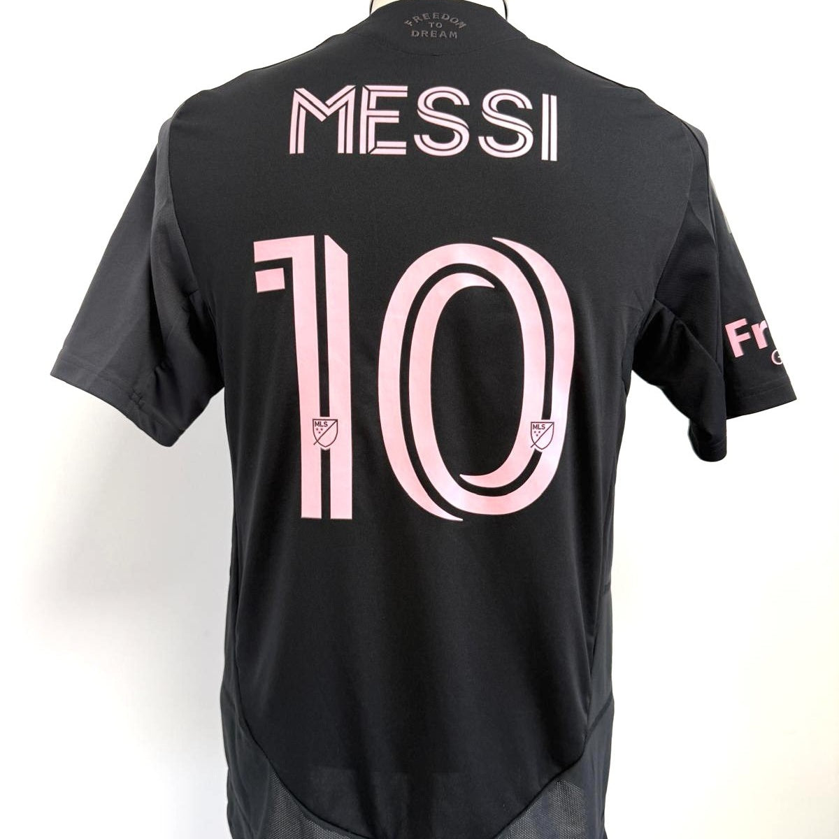 Vista posterior con dorsal 10 y apellido Messi