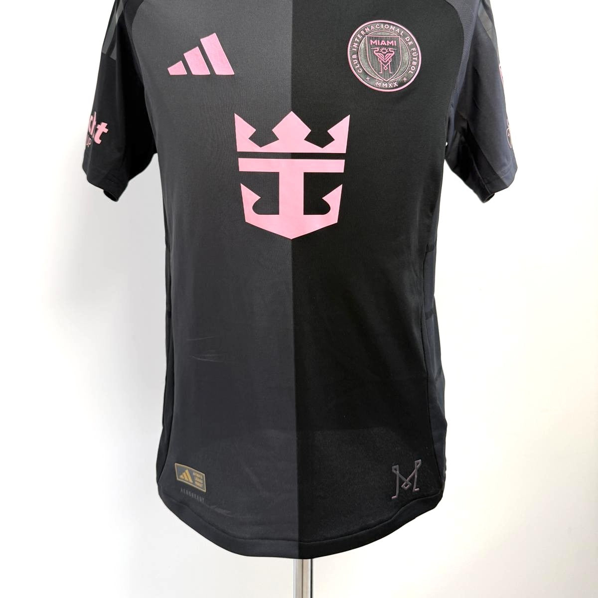 Vista general de plano anterior. Logotipo rosa, escudo Inter Miami FC y sponsor principal.