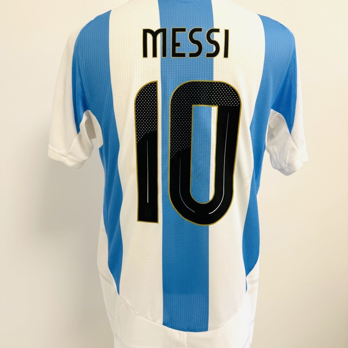 Vista general de la camiseta en plano posterior. Dorsal 10 y apellido Messi