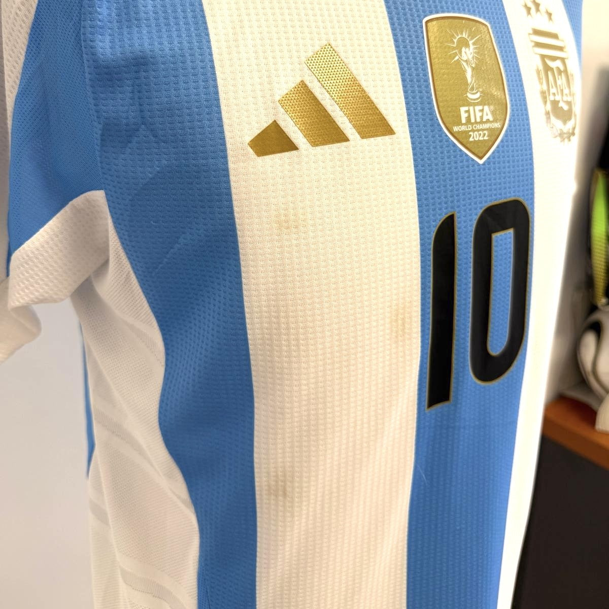 Plano detalle de manchas bajo el logo de adidas.