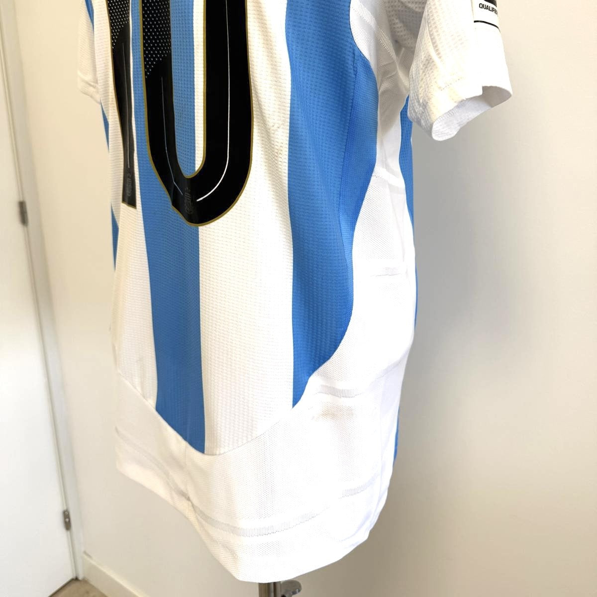 Plano lateral del dorsal 10 con apellido Messi.