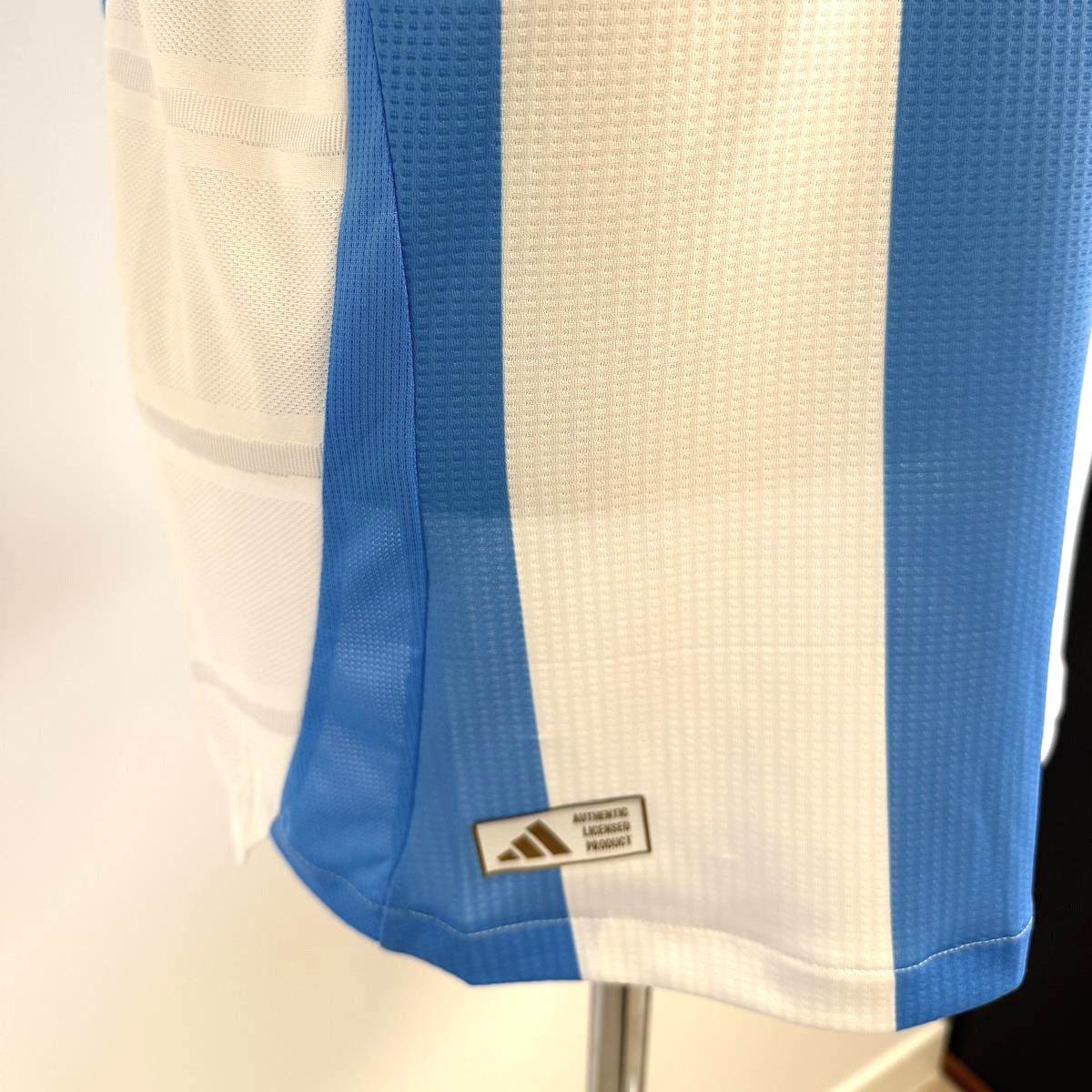Detalle del tejido y etiqueta adidas Authentic Product