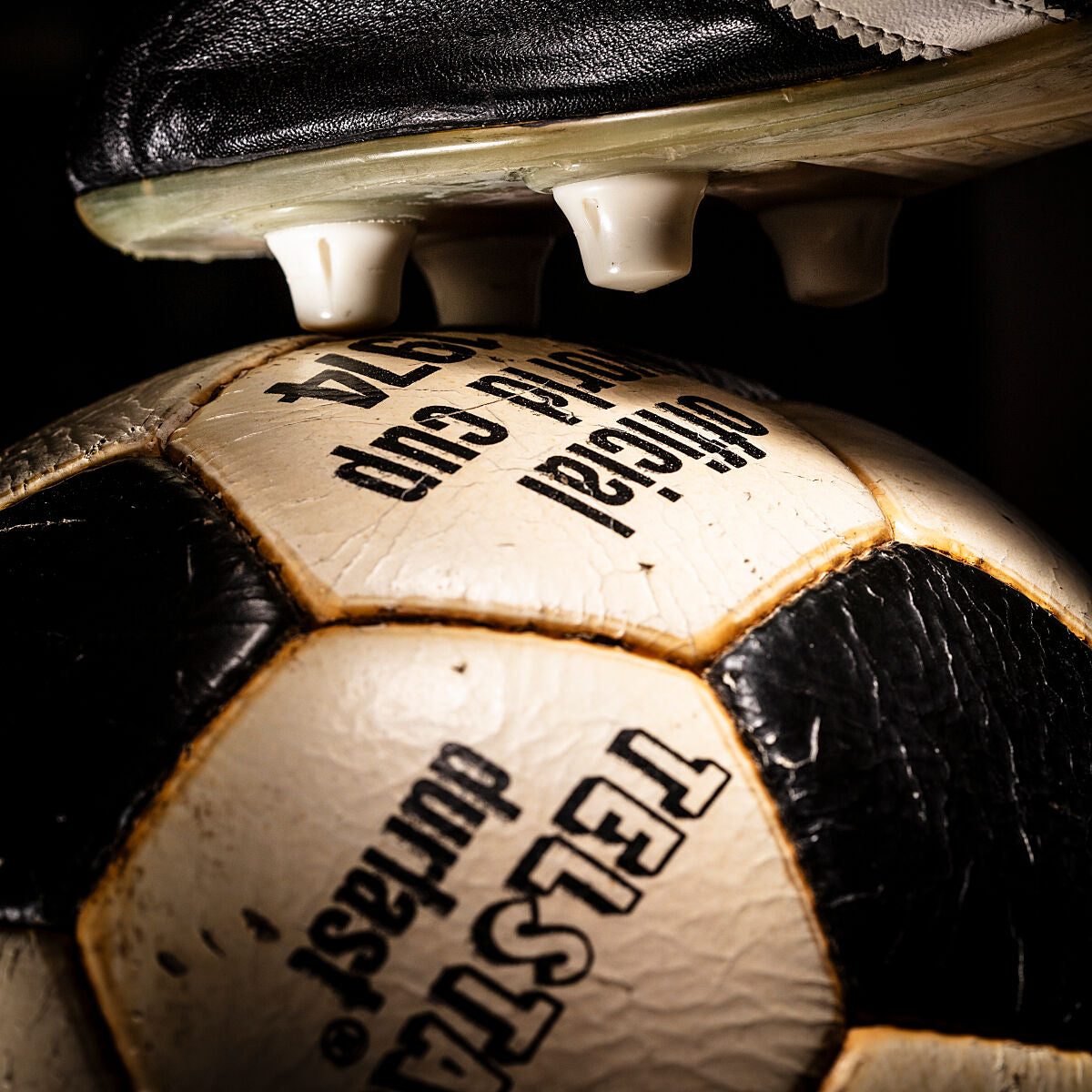 El balón Telstar durlast del mundial de Alemania 1974 junto a una bota adidas World Champion de 1975.