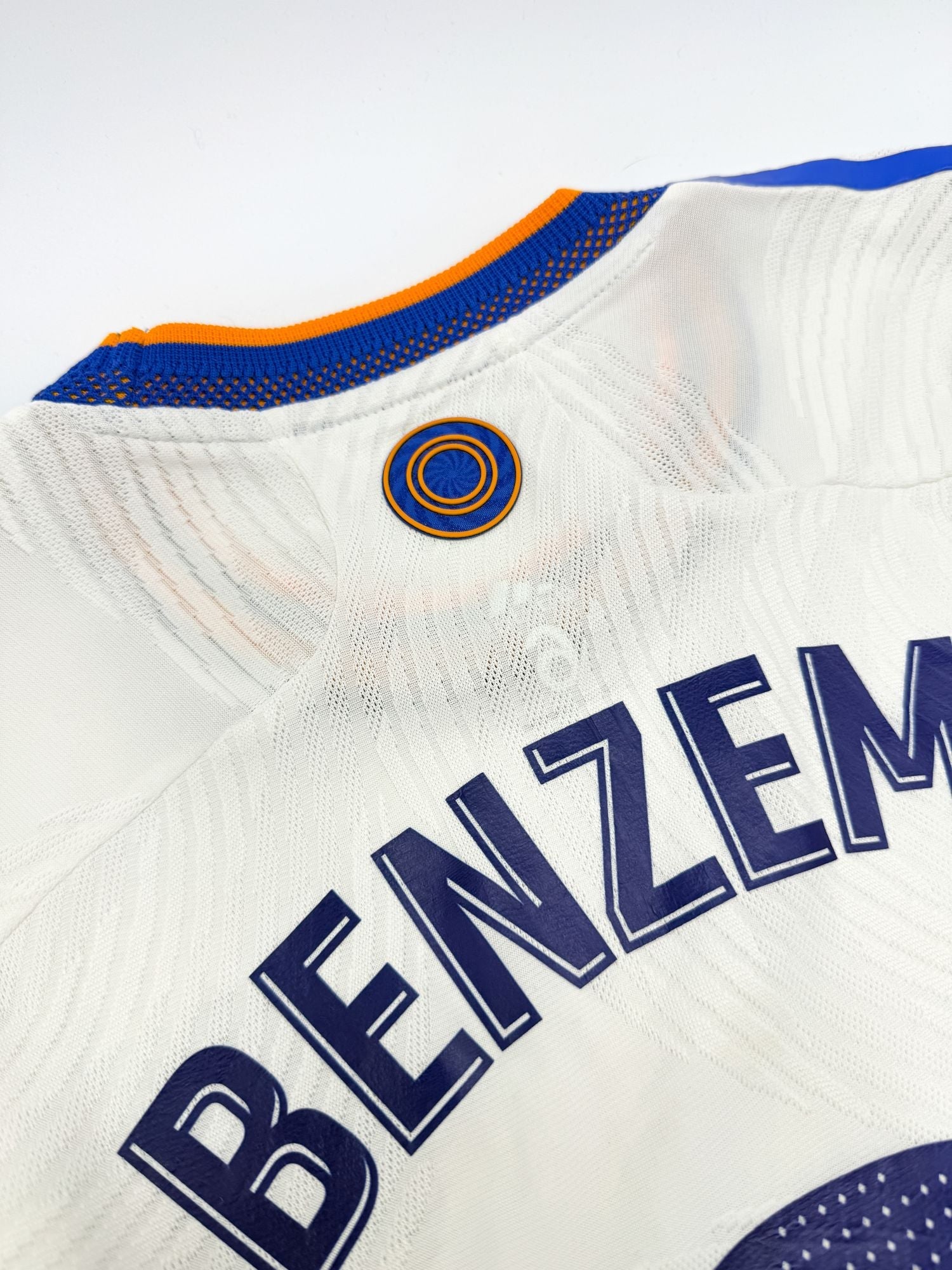 Plano detalle del tejido y serigrafía Benzema