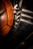Bota adidas Schuss de 1949 golpeando un balón ALLEN FFF de 1957