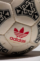 Logo flor adidas en color rojo y made in france