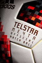 Vista lateral del balón con inscripción del modelo Telstar Metcha Official Match Ball