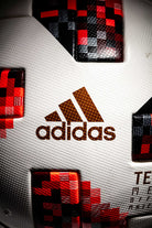 Vista logo adidas en posición lateral.