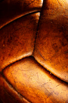 Plano detalle de uniones de paneles y costuras con serigrafía de balón oficial FIFA.