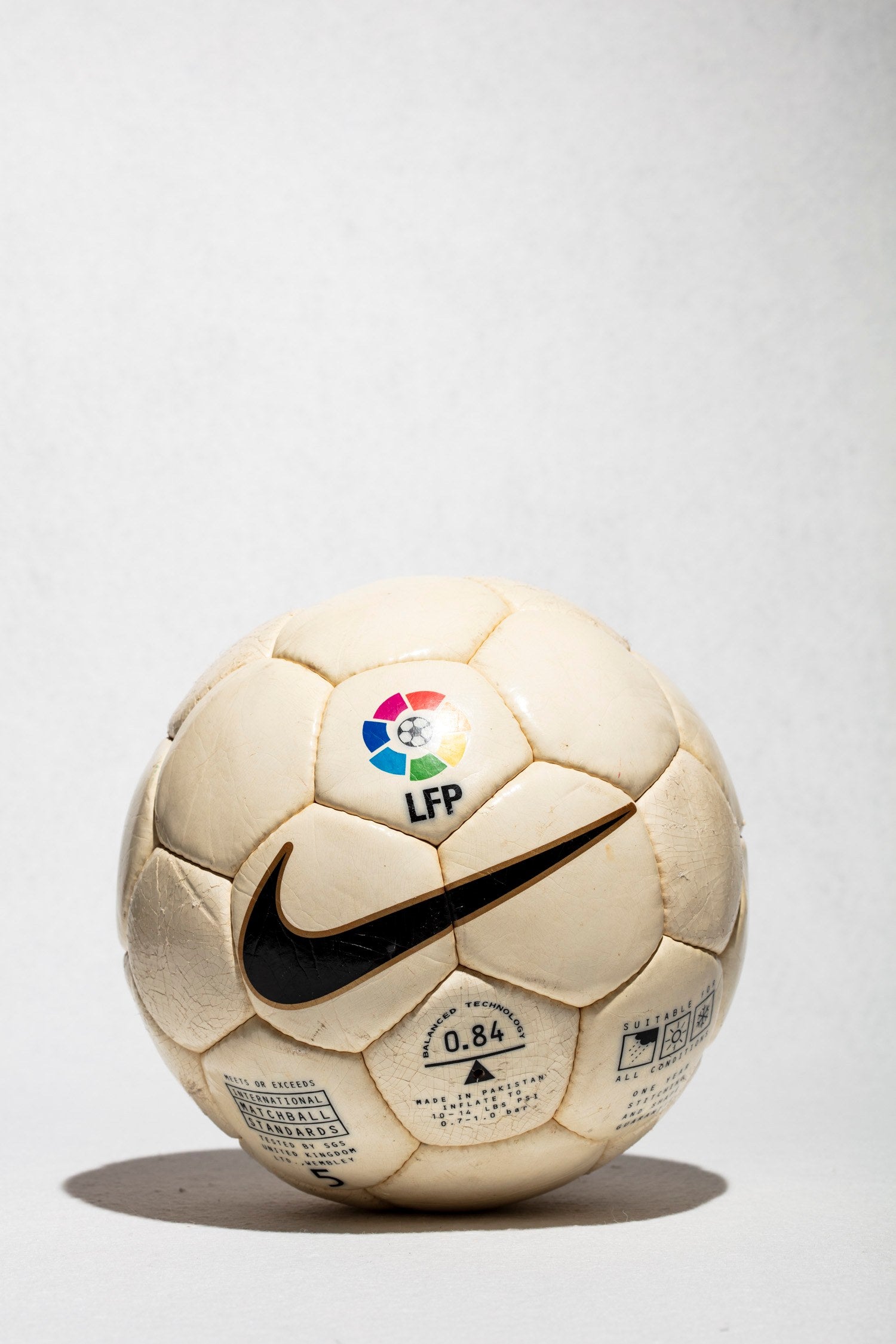 Imagen del frontal del balón oficial Nike Geo 800 LFP de la temporada 99/00