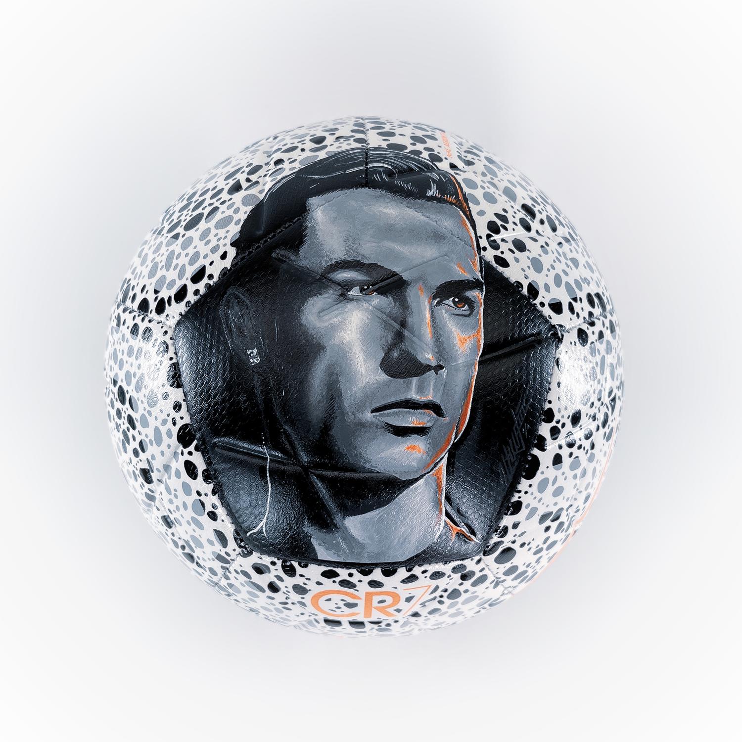 Retrato de Cristiano Ronaldo pintado a mano con acrílico sobre un balón oficial Nike CR7 "Safari Pack", talla 5.