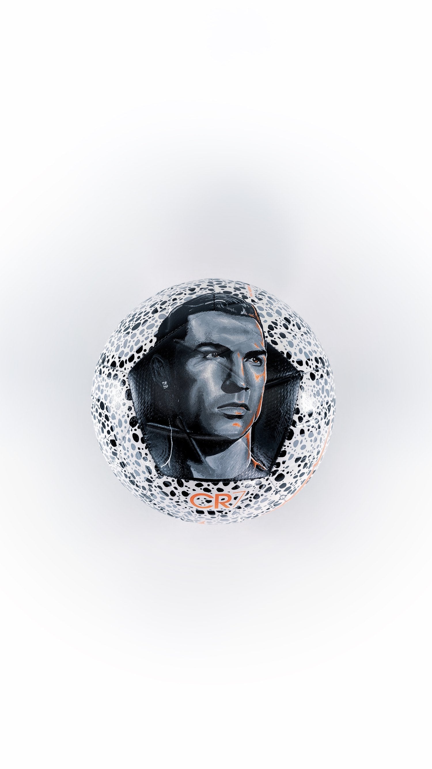 Retrato de Cristiano Ronaldo pintado a mano con acrílico sobre un balón oficial Nike CR7 "Safari Pack", talla 5.