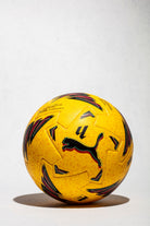lmagen frontal del balón oficial Puma Orbita Liga que formó parte del partido FC Barcelona vs Real Madrid. Firmado por el jugador Eric García.
