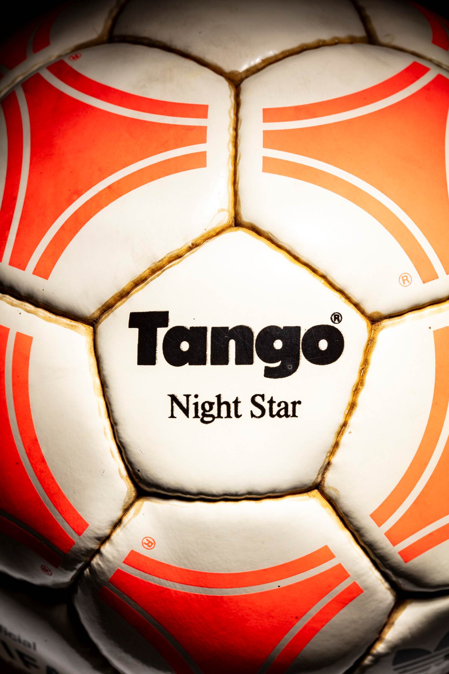 Pentágono central con serigrafia Tango Night Star y pintura naranja