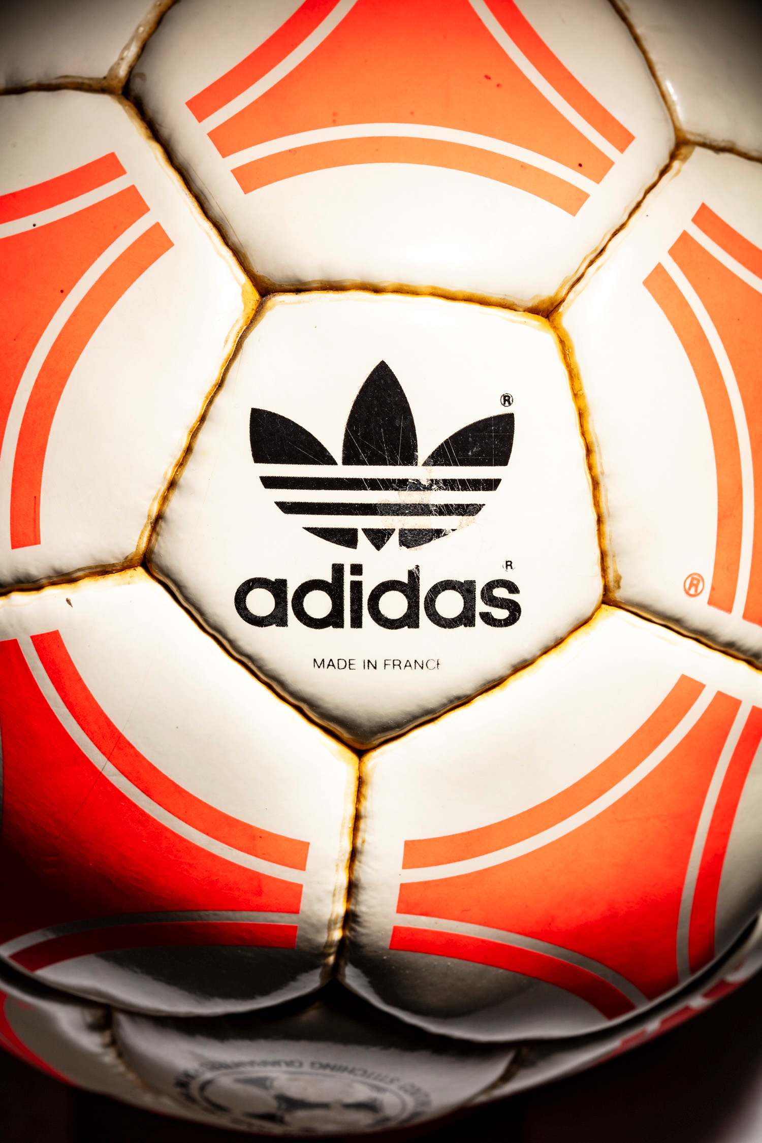Logo flor adidas e inscripción made in france.