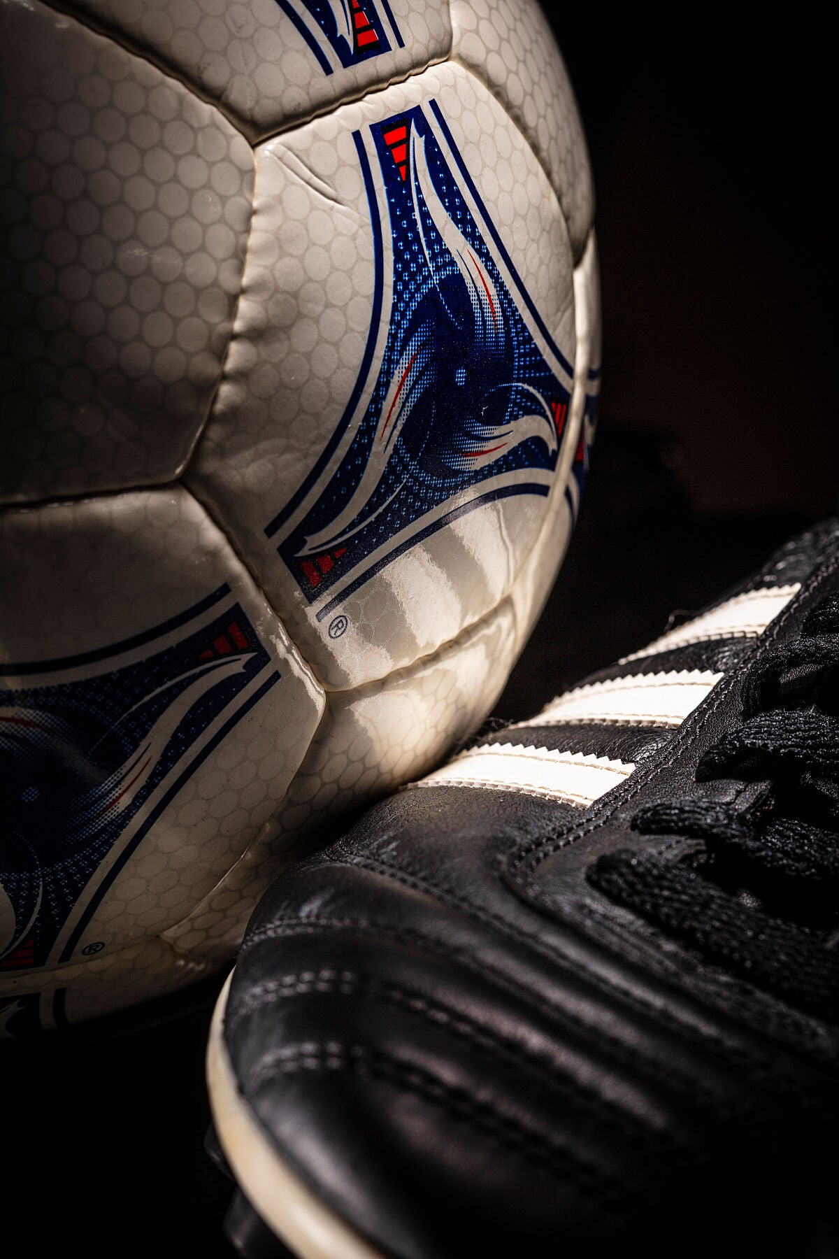 Vista del balón Tricolore y una bota Copa Mundial de 1998
