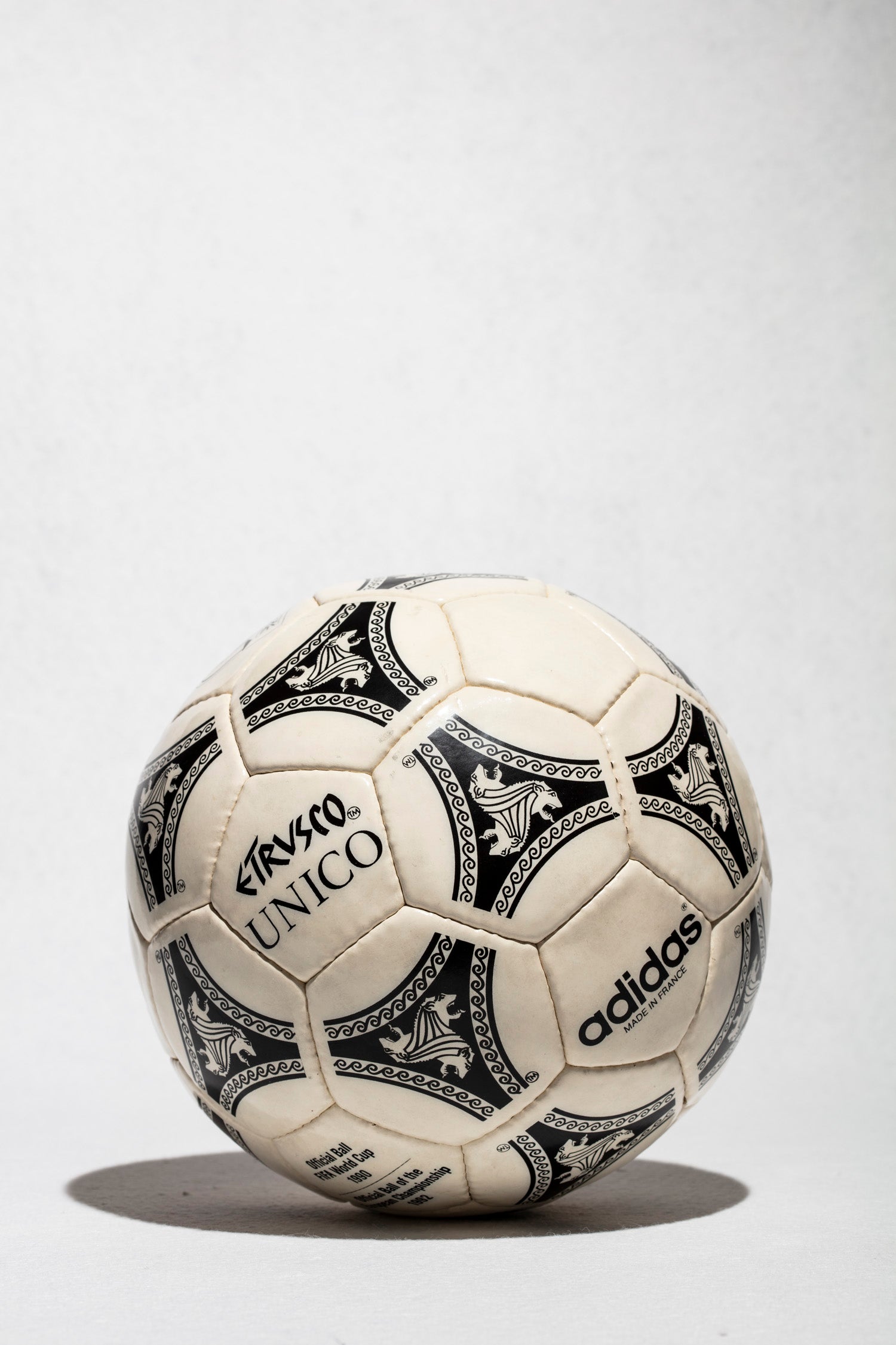Vista completa del balón Etrusco Unico 1992 TM