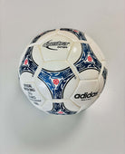 Vista del panel adidas Made in Spain y de la leyenda Official Match Ball UEFA EURO CHAMPIONSHIP 1996