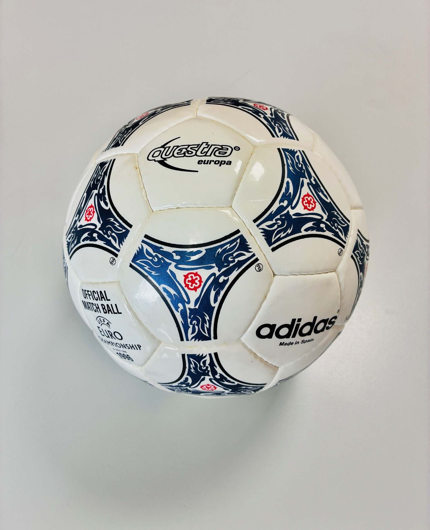 Vista del panel adidas Made in Spain y de la leyenda Official Match Ball UEFA EURO CHAMPIONSHIP 1996