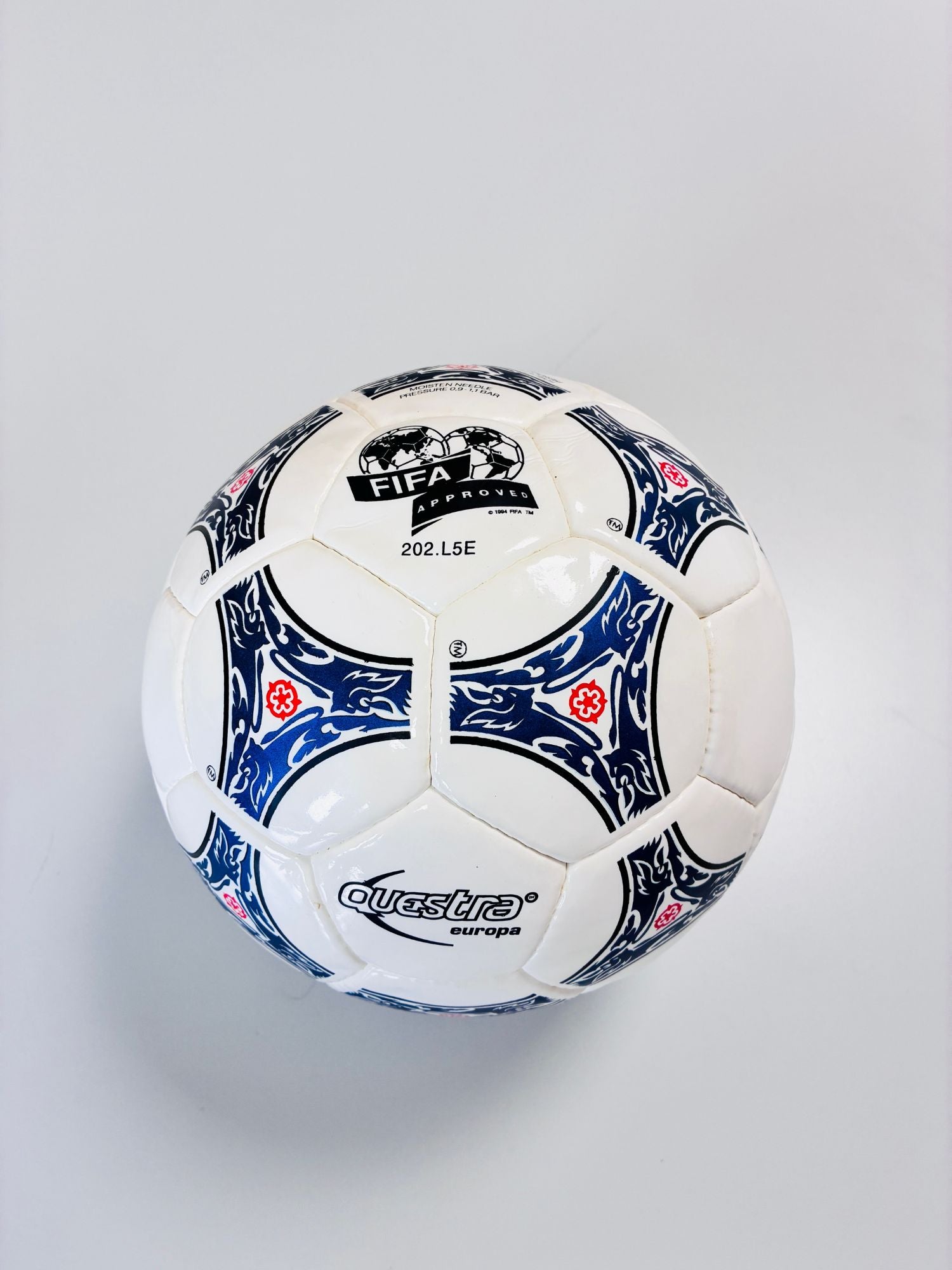 Vista frontal balón oficial adidas Questra Europa y del logo FIFA APPROVED con código 202.L5E