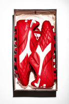 Vista cenital de las botas Diadora Club Pro en color rojo dentro de su caja original.