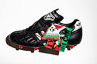 Vista lateral de bota izquierda Etrusco Unico con pegatinas originales ITALIA 90