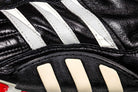 Plano detalle de las tres ranjas adidas con continuación a la suela. 