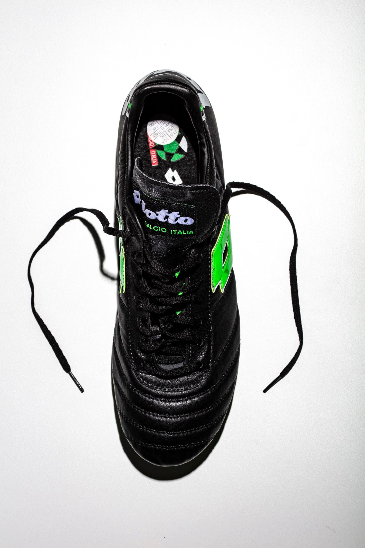 Vista superior del upper de la bota, lengüeta lotto calcio italia y vista del Made in Italy en la plantilla que conserva pegatina de talla.