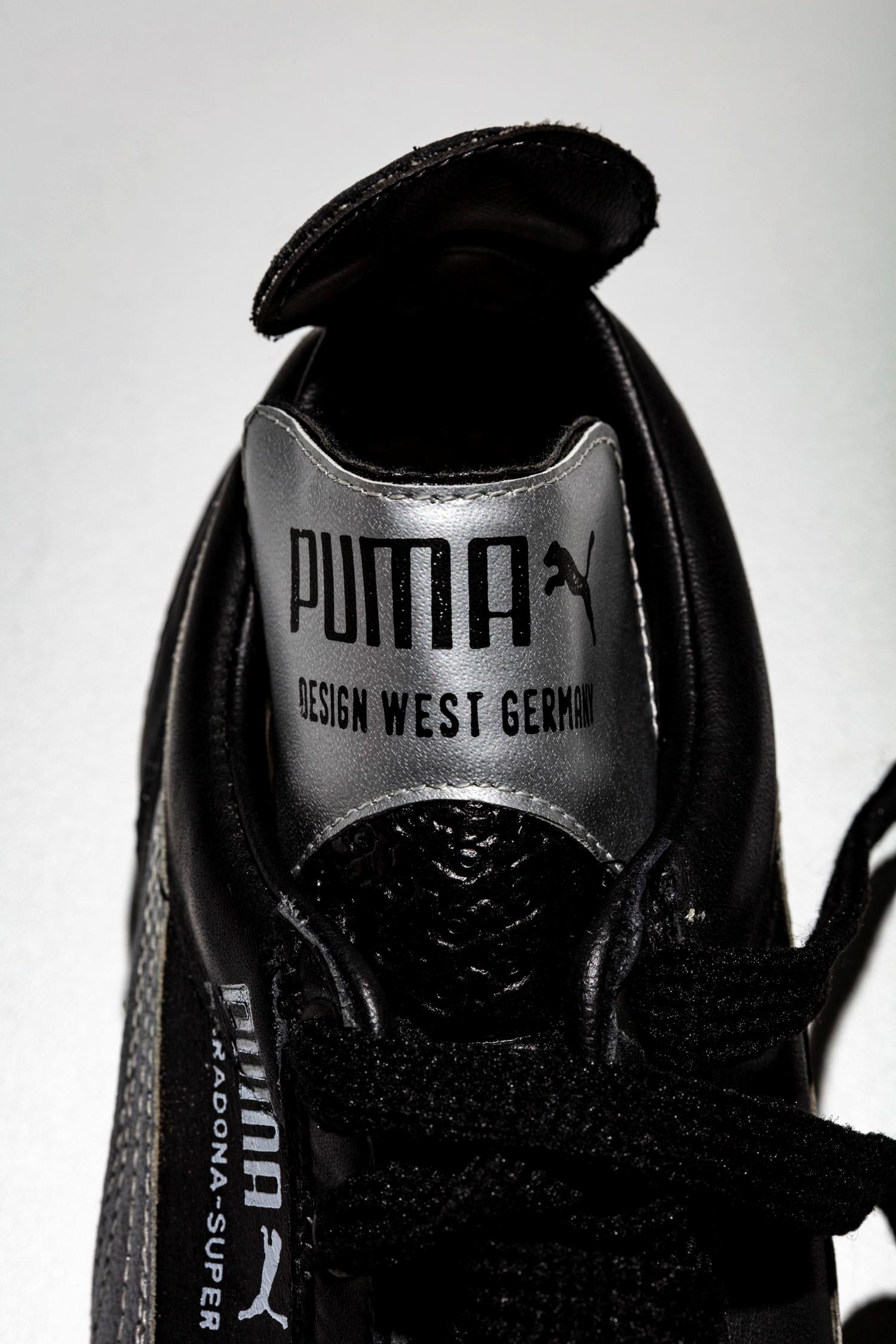 Detalle de la lengüeta PUMA plateada Design West Germany.
