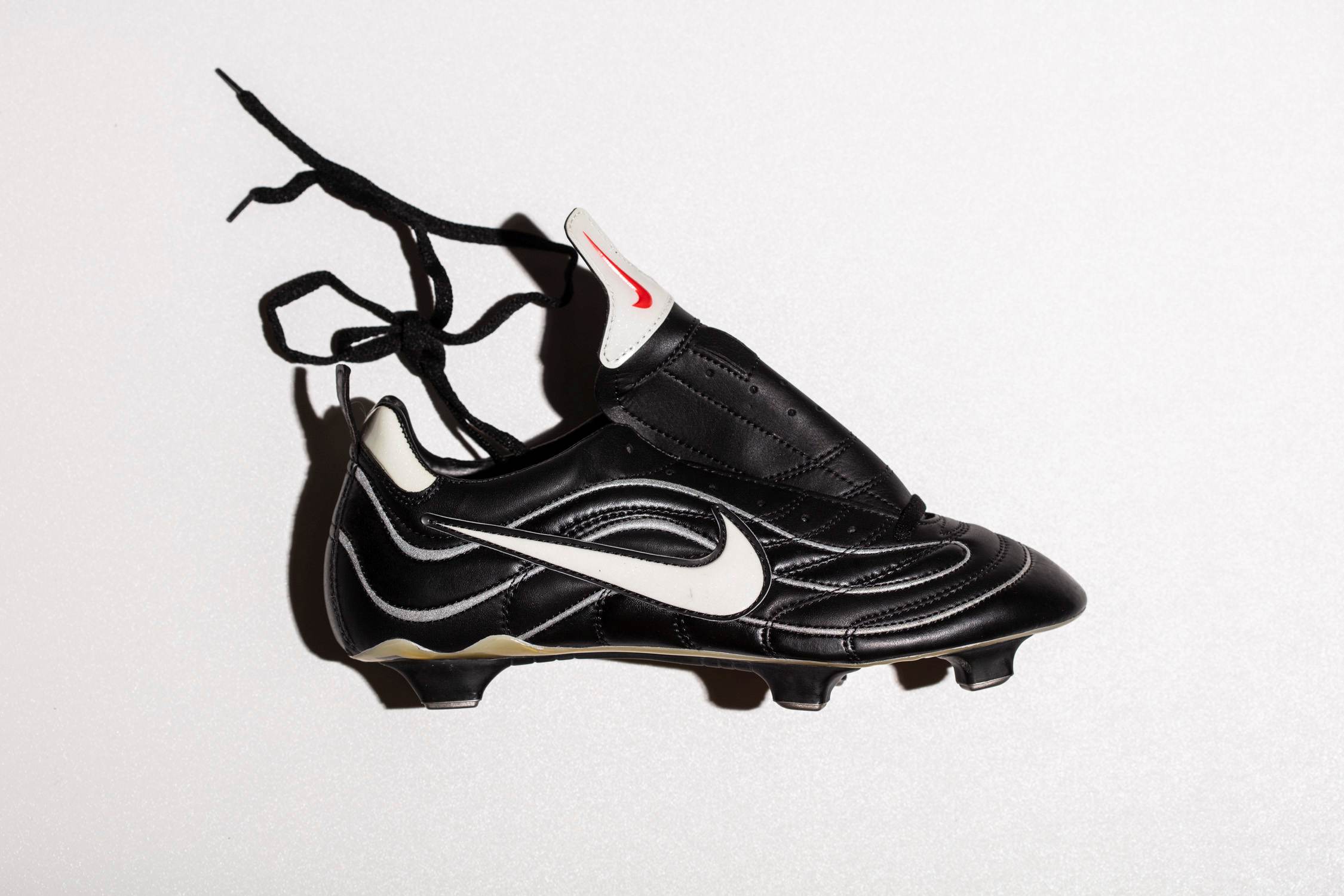 Vista lateral de la bota Nike Mercurial SG 1998. Perfecto estado de piel y cordones que nunca fueron probados.