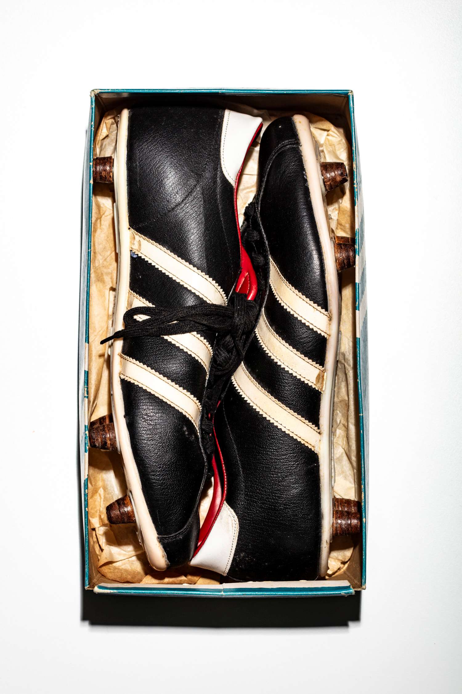 Imagen de las botas adidas Mexico de 1967 dentro de su caja original.
