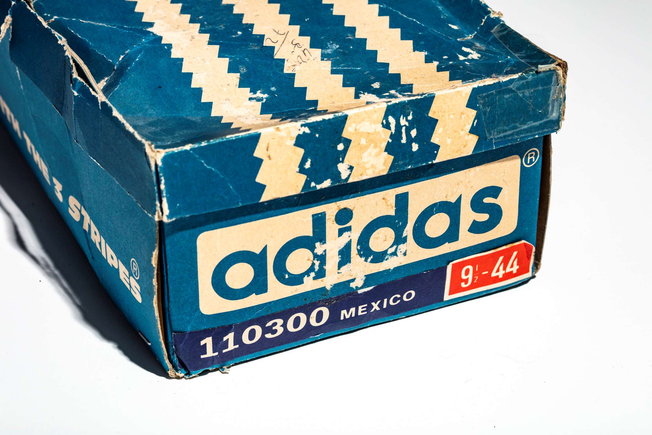Vista del frontal de la caja con etiqueta original de adidas 1967. Referencia 110300 MEXICO. Talla 9 1/2