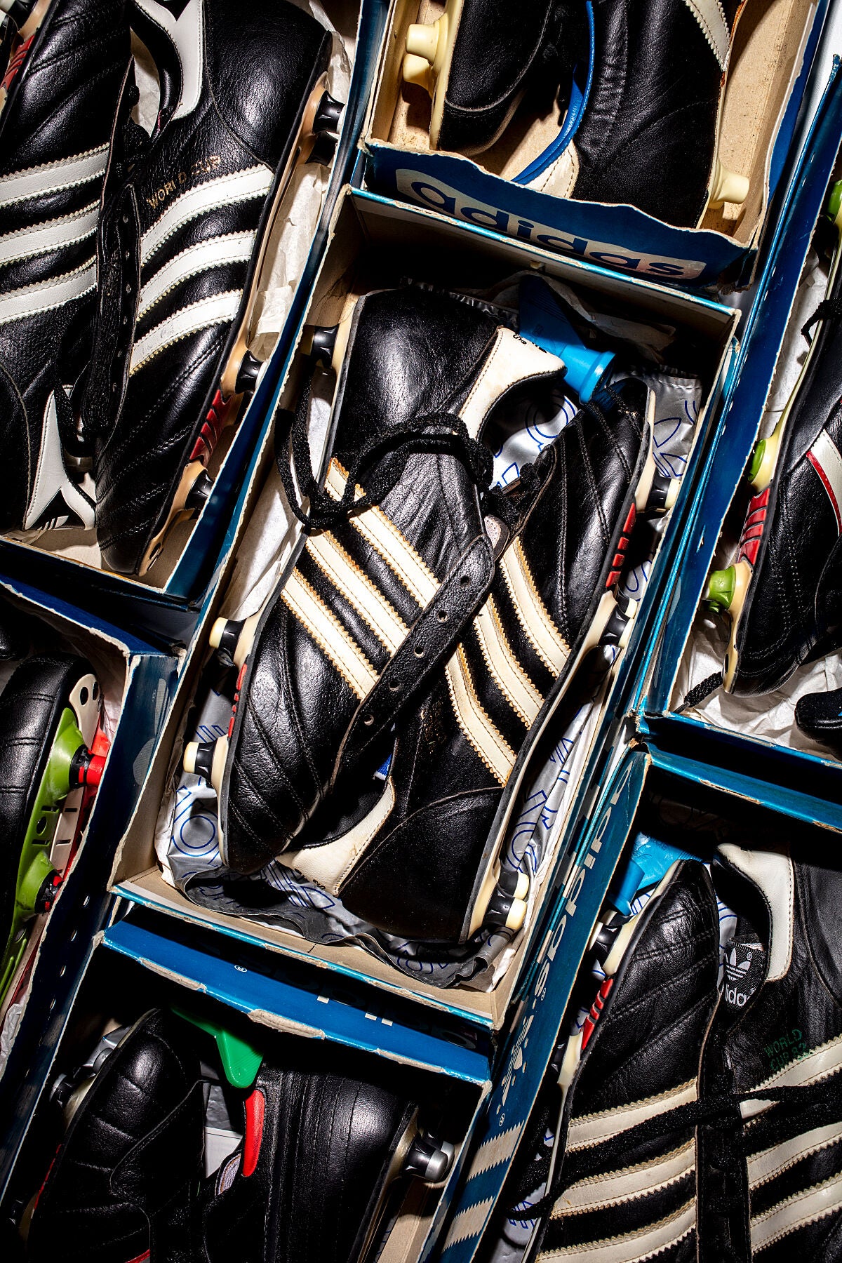 Un grupo de botas adidas de los años dentro de sus cajas originales.