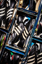 Un grupo de botas adidas de los años dentro de sus cajas originales.