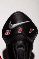 Detalle de la lengüeta flexible y de la inscripción air. Primera bota nike en llevar cámara de aire interna.