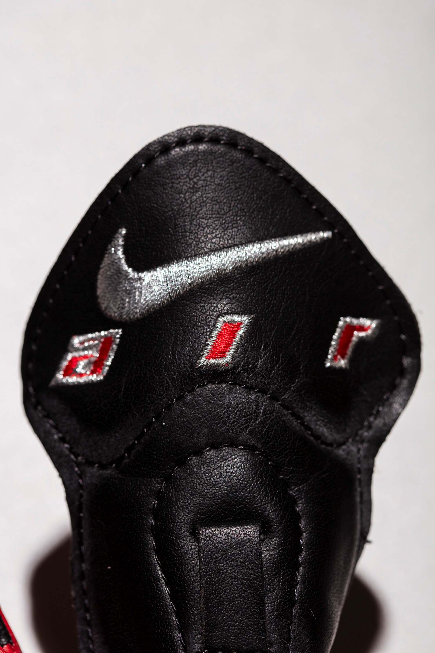 Detalle de la lengüeta flexible y de la inscripción air. Primera bota nike en llevar cámara de aire interna.